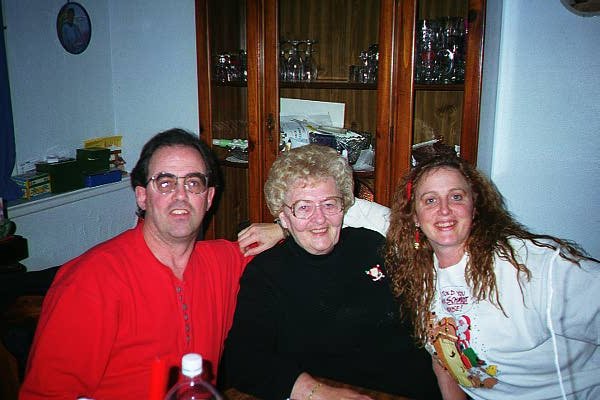 tommygrannieeileen.jpg (51535 bytes)